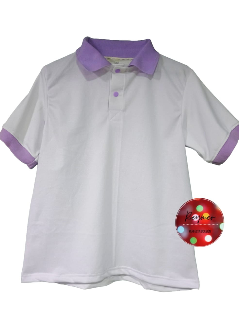 CAMISETA BLANCA CON CUELLO MORADO